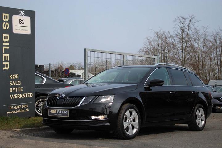 Sort Skoda Octavia fra 2018 set udefra