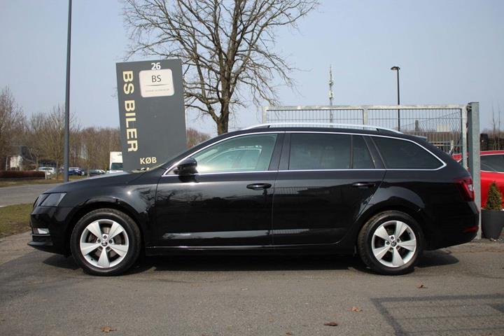 Sort Skoda Octavia fra 2018