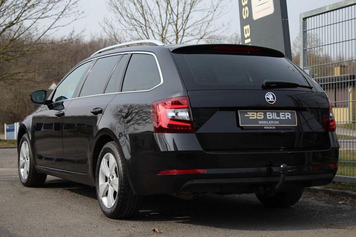 Sort Skoda Octavia fra 2018
