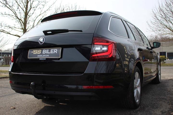 Sort Skoda Octavia fra 2018