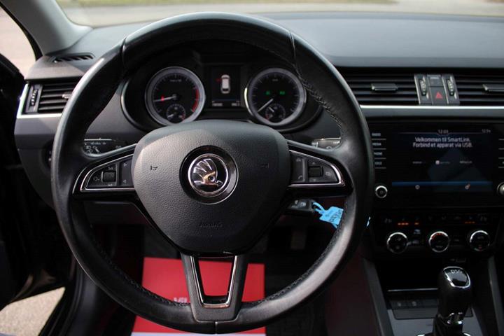Sort Skoda Octavia fra 2018