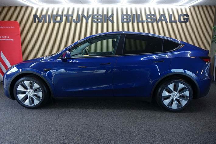 Blå Tesla Model Y fra 2023
