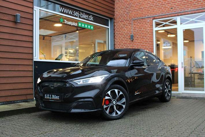 Sort Ford Mustang Mach-E fra 2023 set udefra