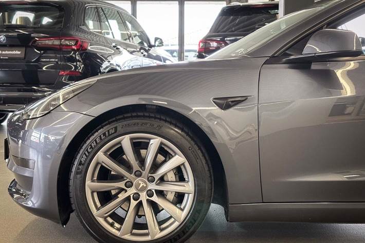 Sort Tesla Model 3 fra 2021
