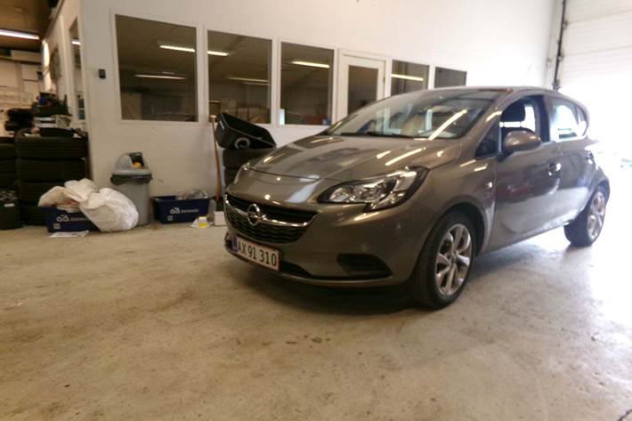 Grå Opel Corsa fra 2015