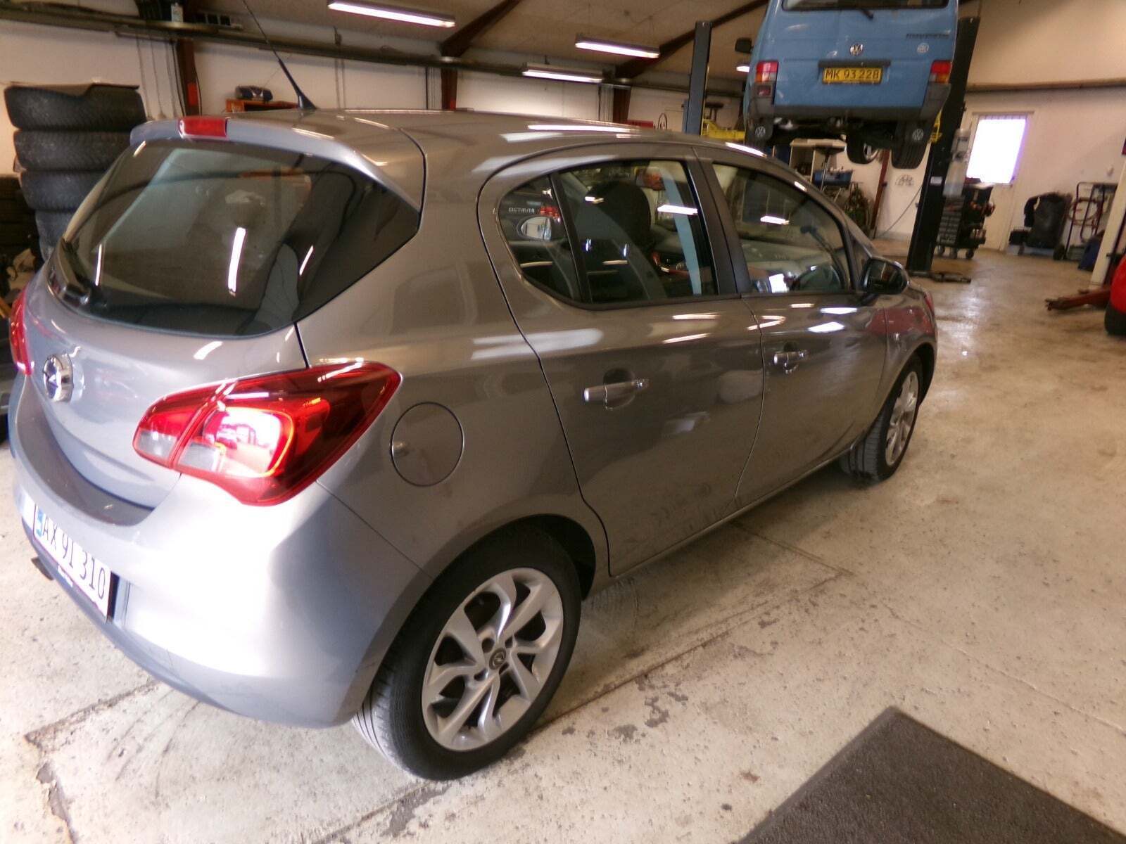 Grå Opel Corsa fra 2015