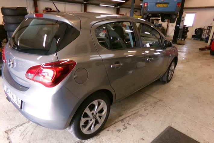 Grå Opel Corsa fra 2015