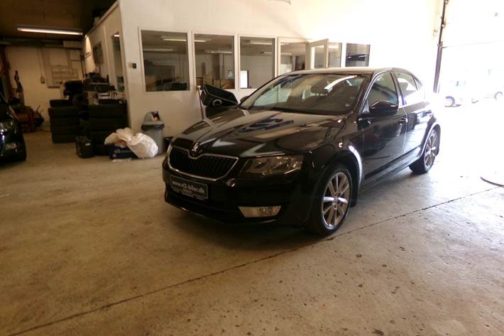 Sort Skoda Octavia fra 2013