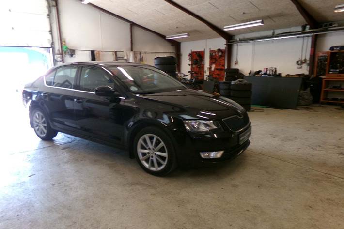 Sort Skoda Octavia fra 2013