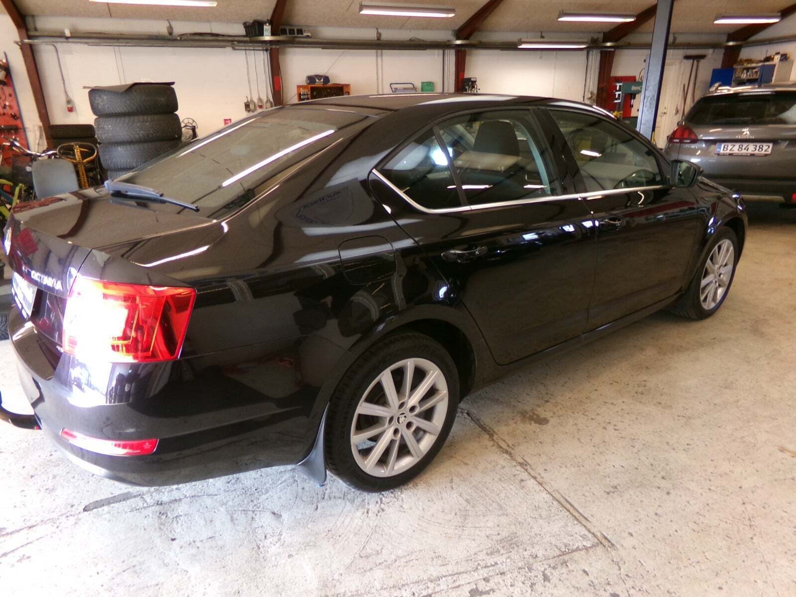 Sort Skoda Octavia fra 2013