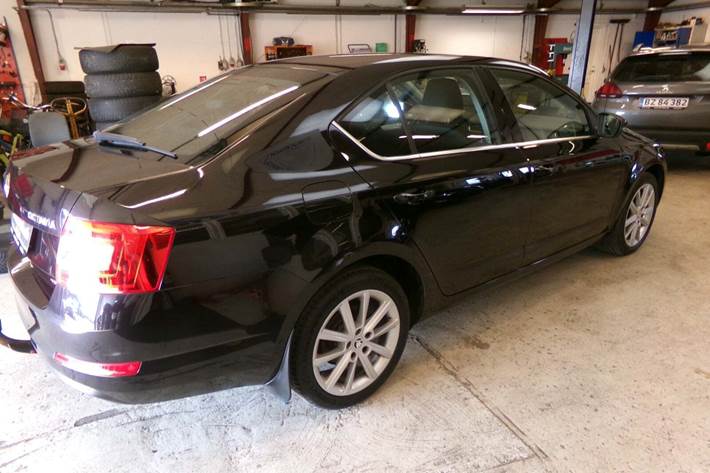 Sort Skoda Octavia fra 2013