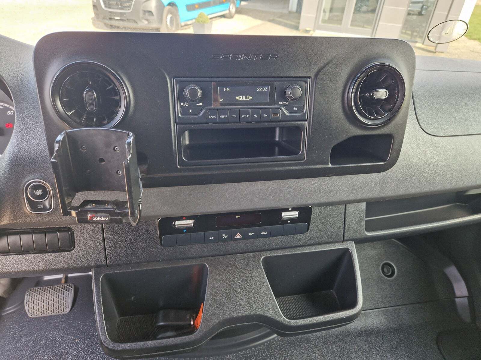 undefined Mercedes eSprinter 312 fra 2022 set indefra