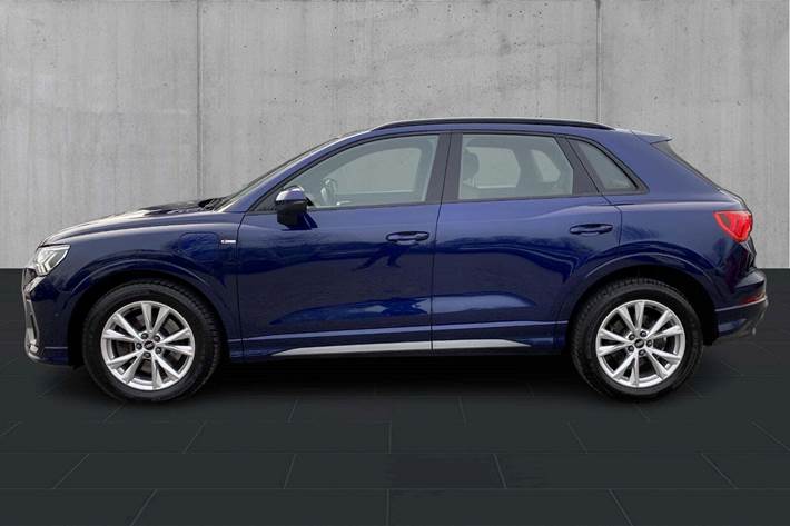 Blå Audi Q3 fra 2021