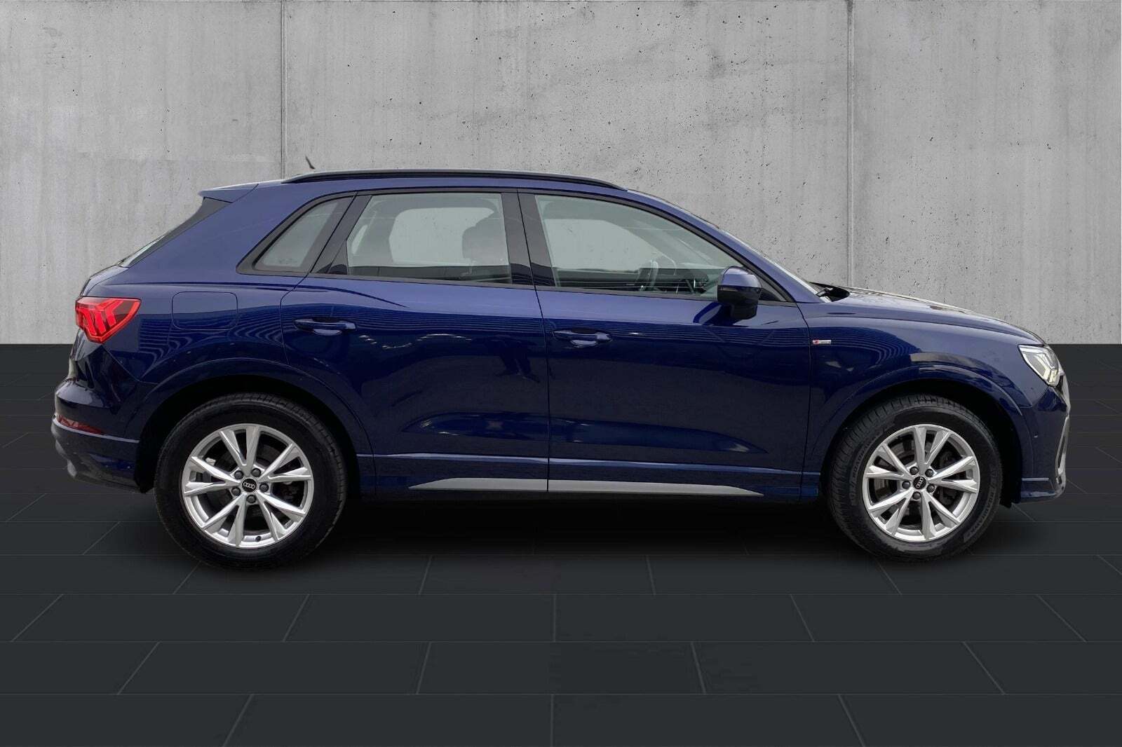 Blå Audi Q3 fra 2021