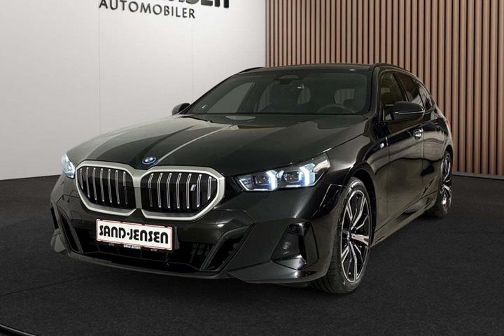 Sort BMW i5 fra 2025 set udefra