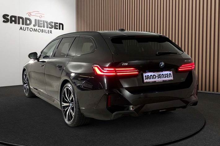 Sort BMW i5 fra 2025