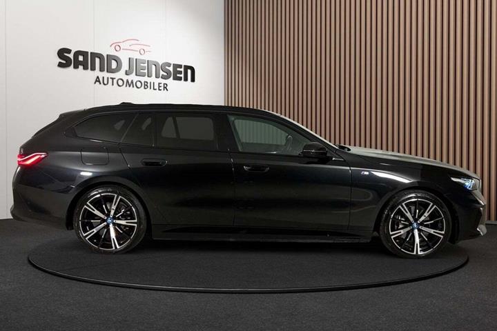 Sort BMW i5 fra 2025