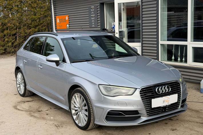 Sølv Audi A3 fra 2016 set udefra