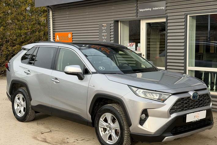 Sølv Toyota RAV4 fra 2021 set udefra