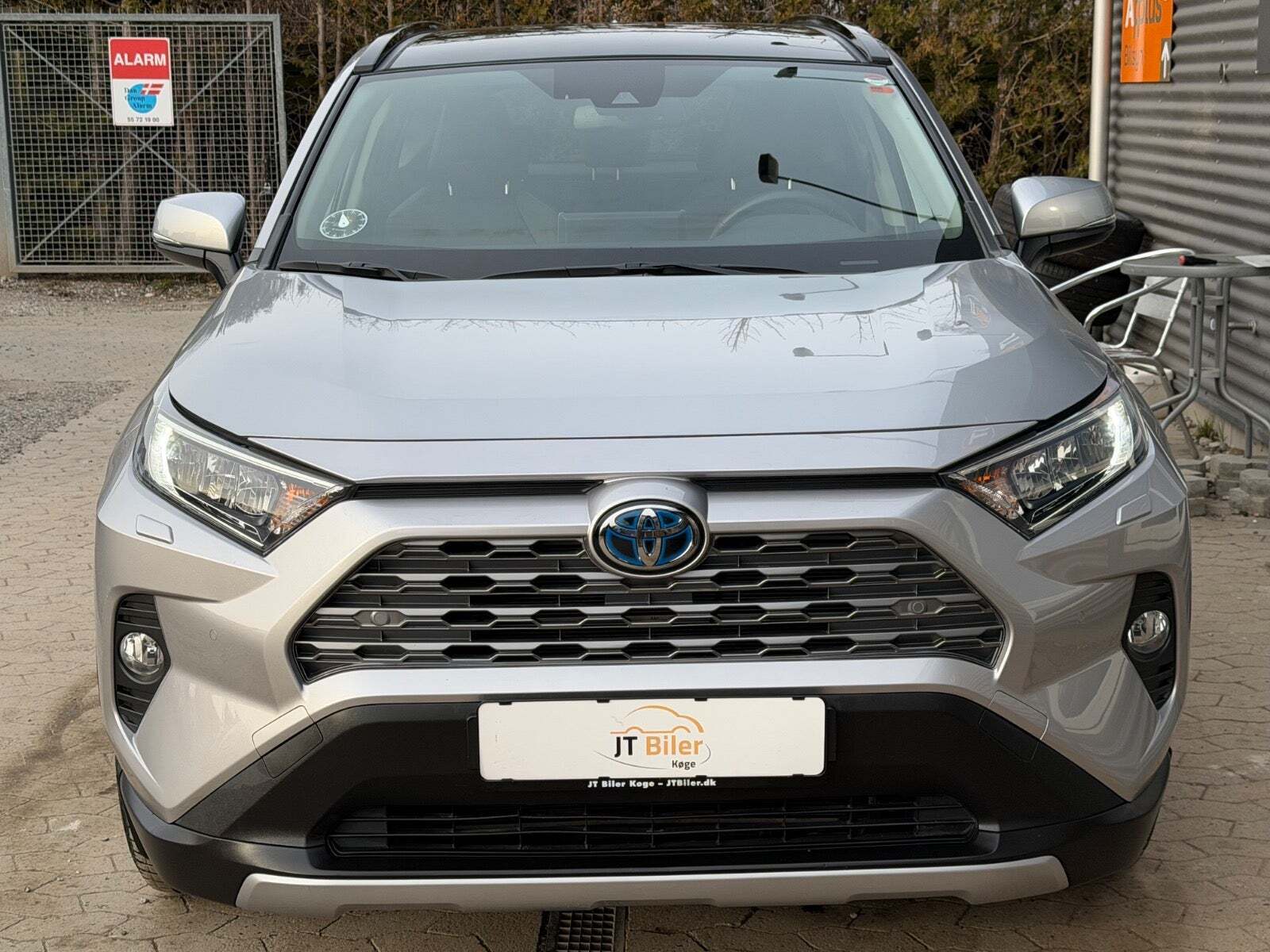 Sølv Toyota RAV4 fra 2021