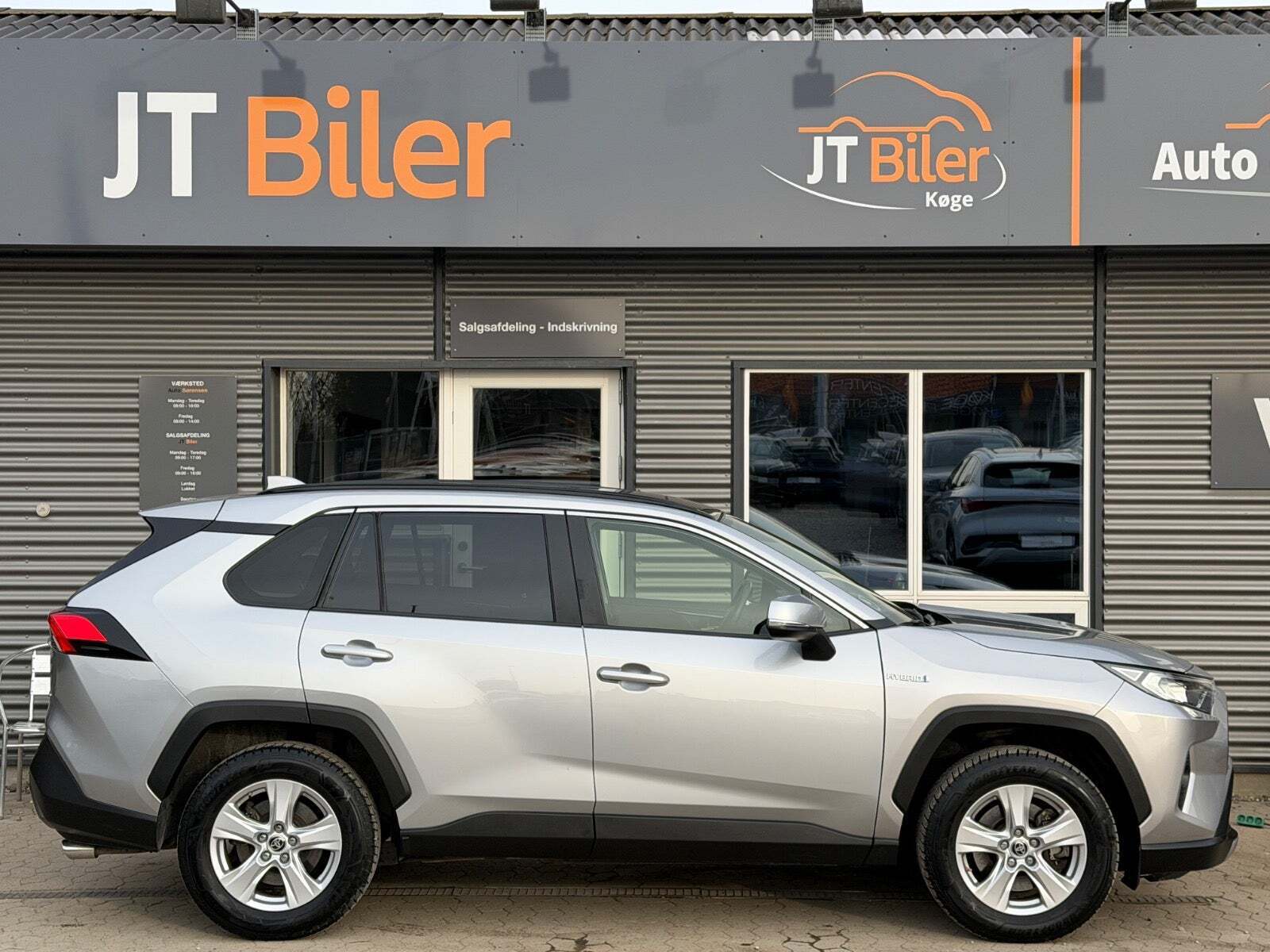 Sølv Toyota RAV4 fra 2021