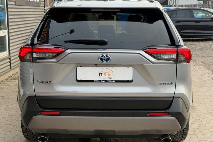 Sølv Toyota RAV4 fra 2021