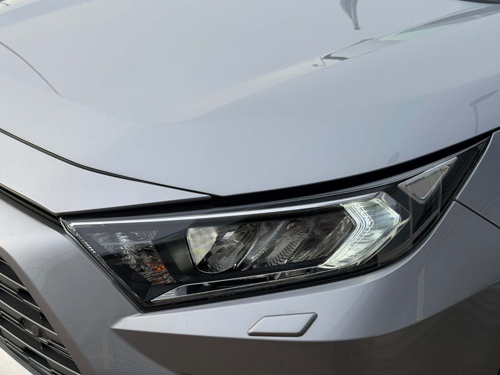 Sølv Toyota RAV4 fra 2021