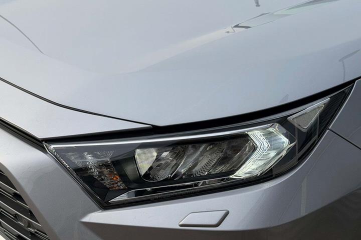 Sølv Toyota RAV4 fra 2021