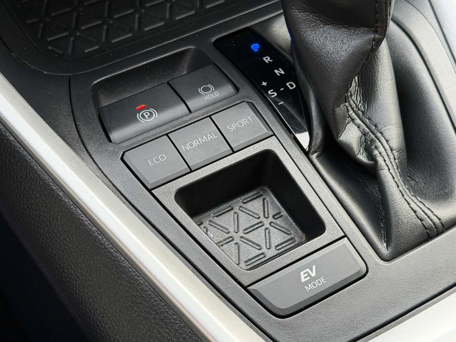 Sølv Toyota RAV4 fra 2021