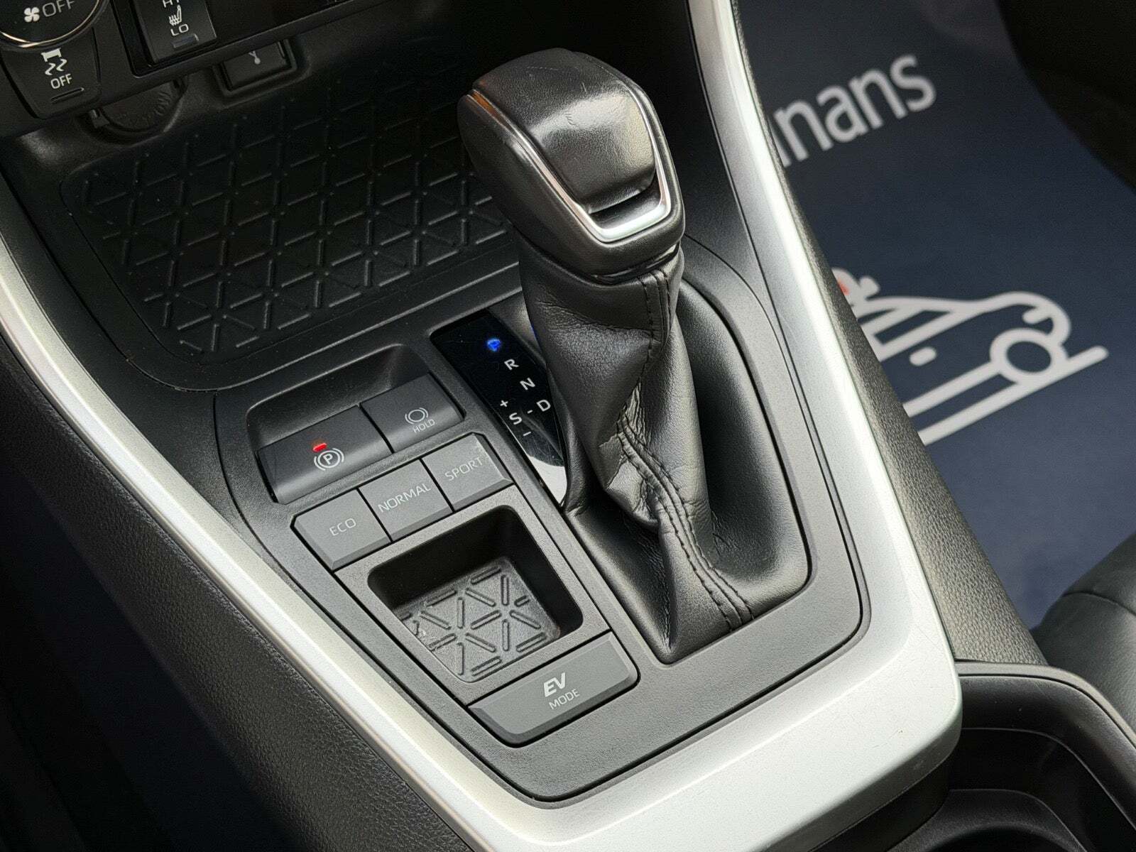 Sølv Toyota RAV4 fra 2021