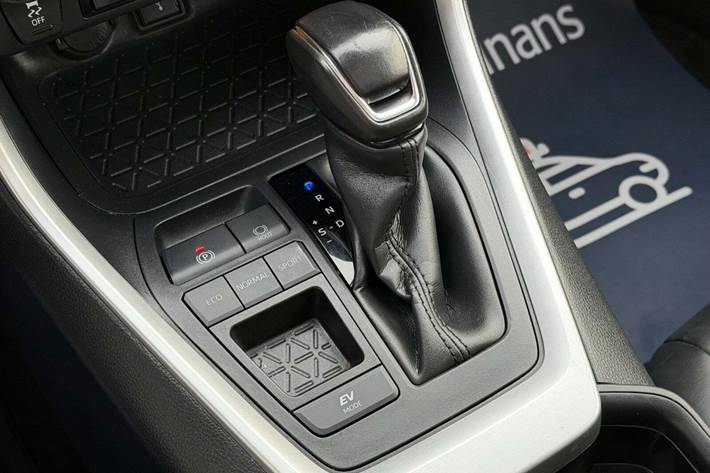 Sølv Toyota RAV4 fra 2021