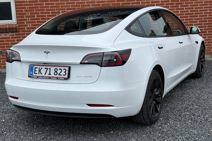Hvid Tesla Model 3 fra 2022