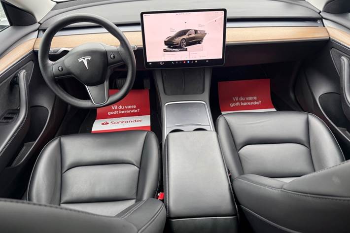 Hvid Tesla Model 3 fra 2022