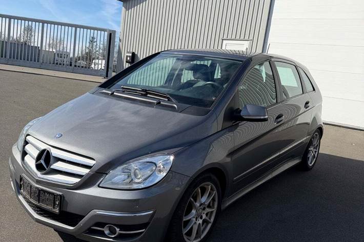 Sølv Mercedes B200 fra 2010 set udefra