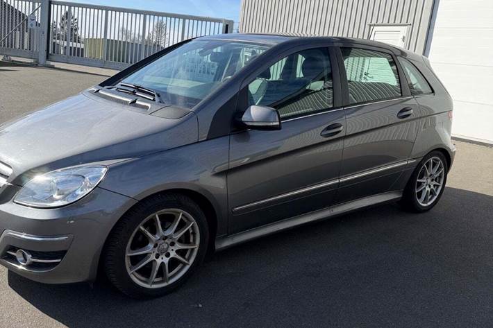 Sølv Mercedes B200 fra 2010