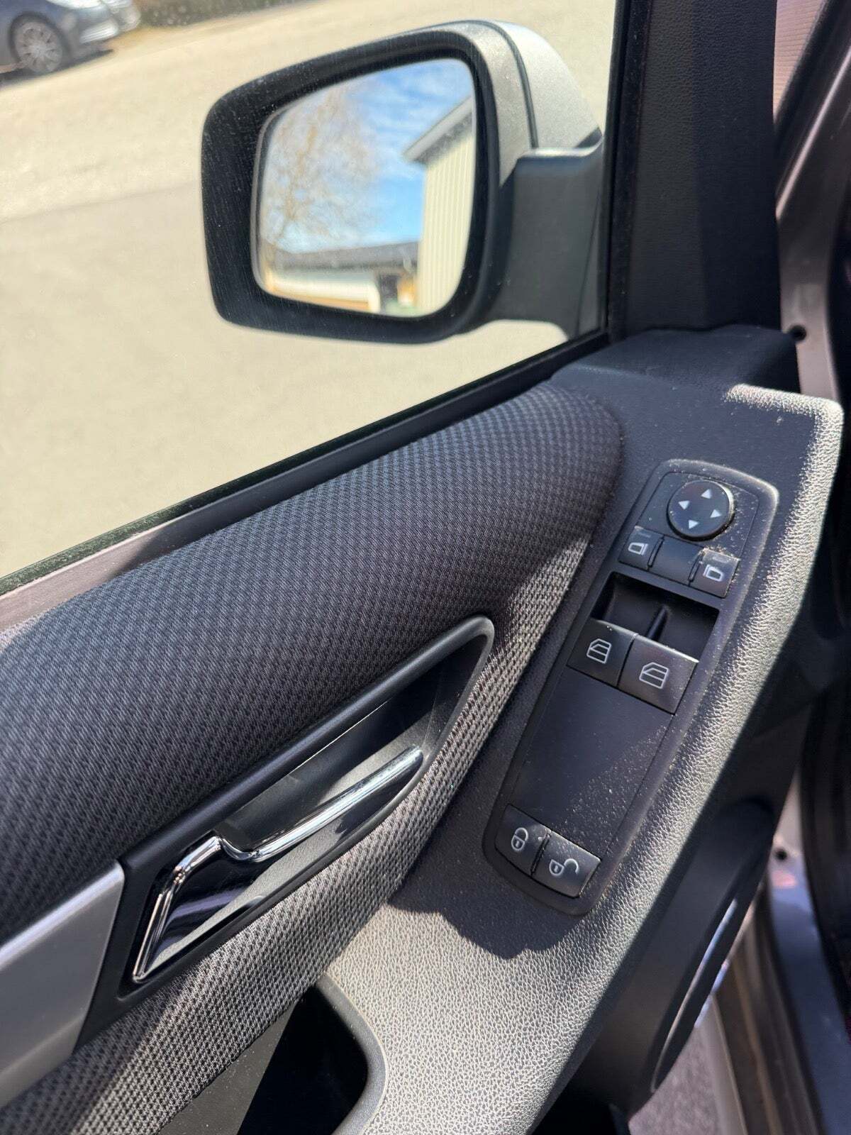 Sølv Mercedes B200 fra 2010