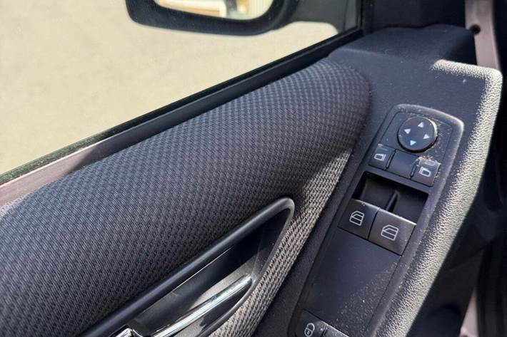 Sølv Mercedes B200 fra 2010