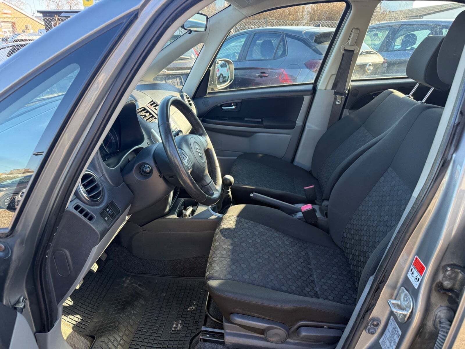 Grå Suzuki SX4 fra 2012