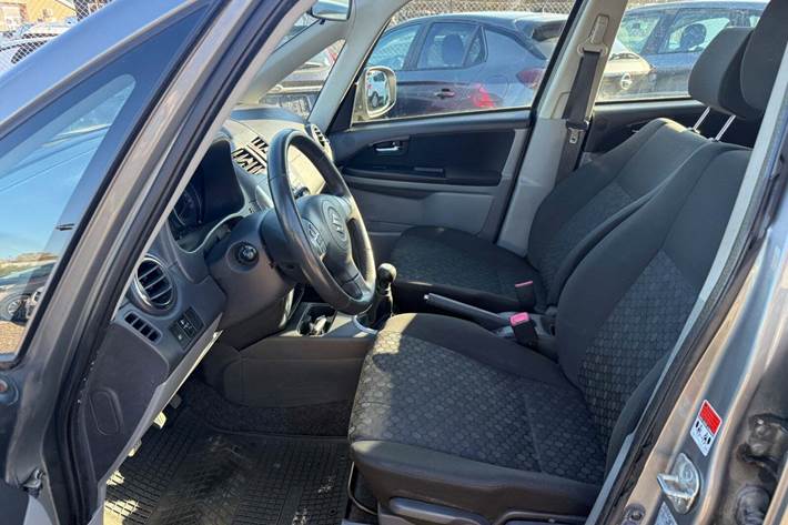 Grå Suzuki SX4 fra 2012