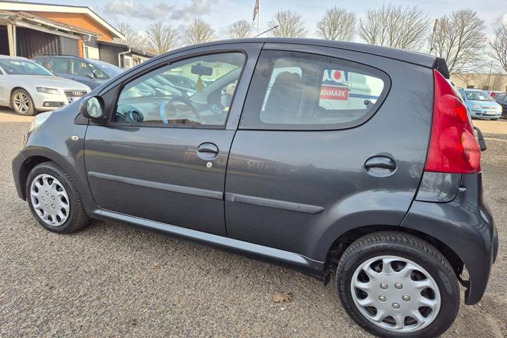 Grøn Peugeot 107 fra 2011