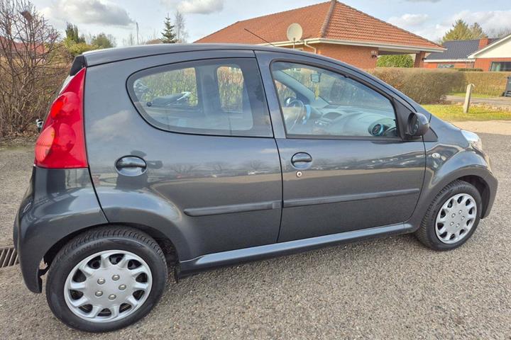 Grøn Peugeot 107 fra 2011