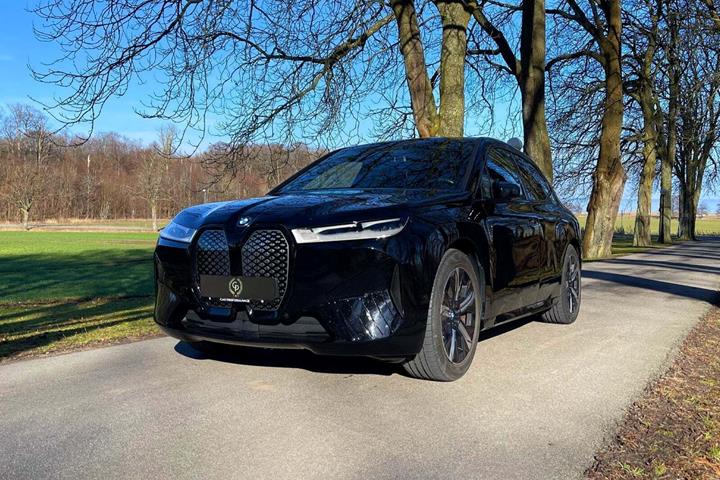 Sort BMW iX fra 2023 set udefra
