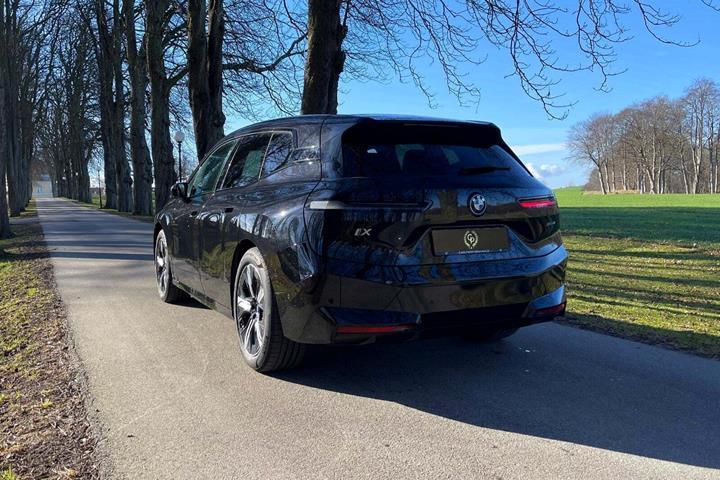 Sort BMW iX fra 2023
