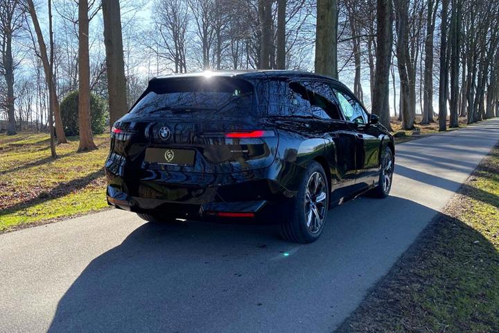 Sort BMW iX fra 2023