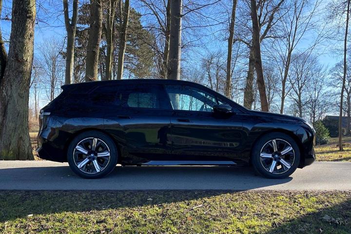 Sort BMW iX fra 2023
