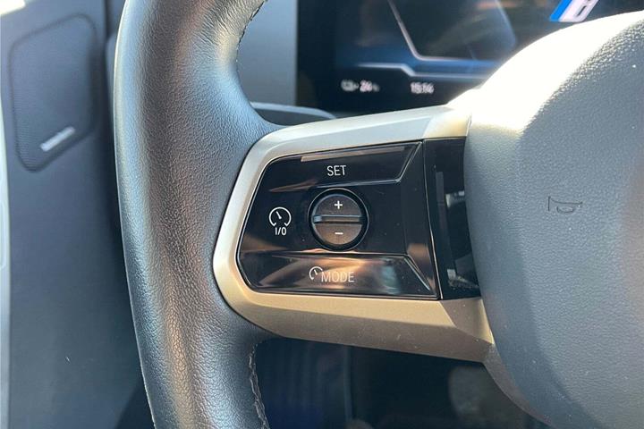 Sort BMW iX fra 2023