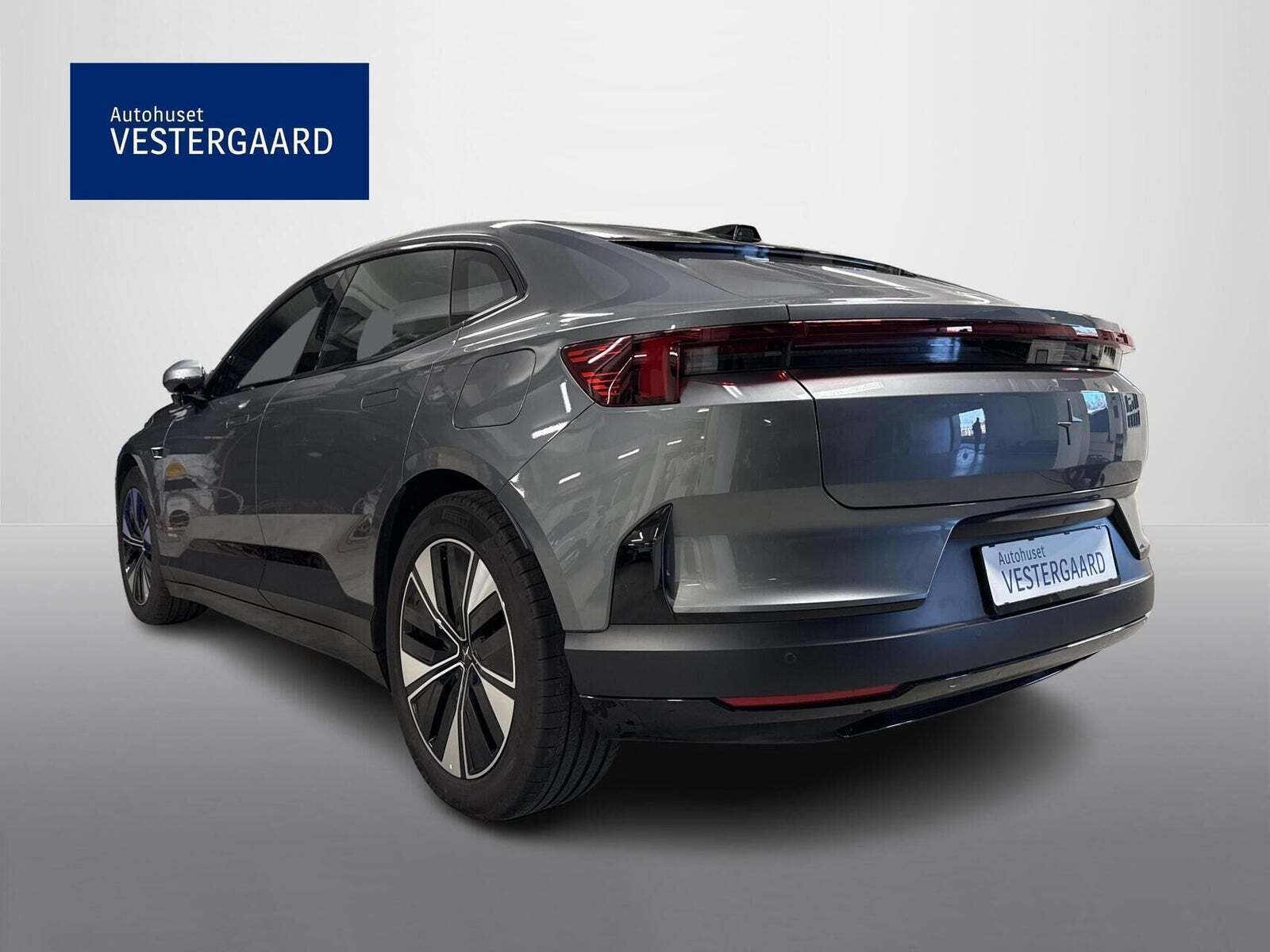 Grå Polestar 4 fra 2025