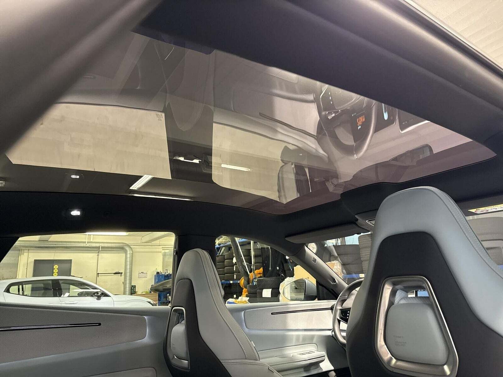Grå Polestar 4 fra 2025