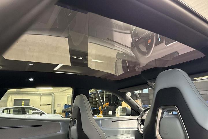 Grå Polestar 4 fra 2025