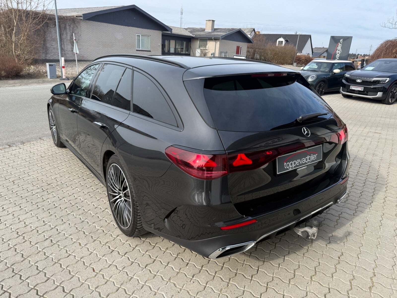 Grå Mercedes E220 d fra 2024